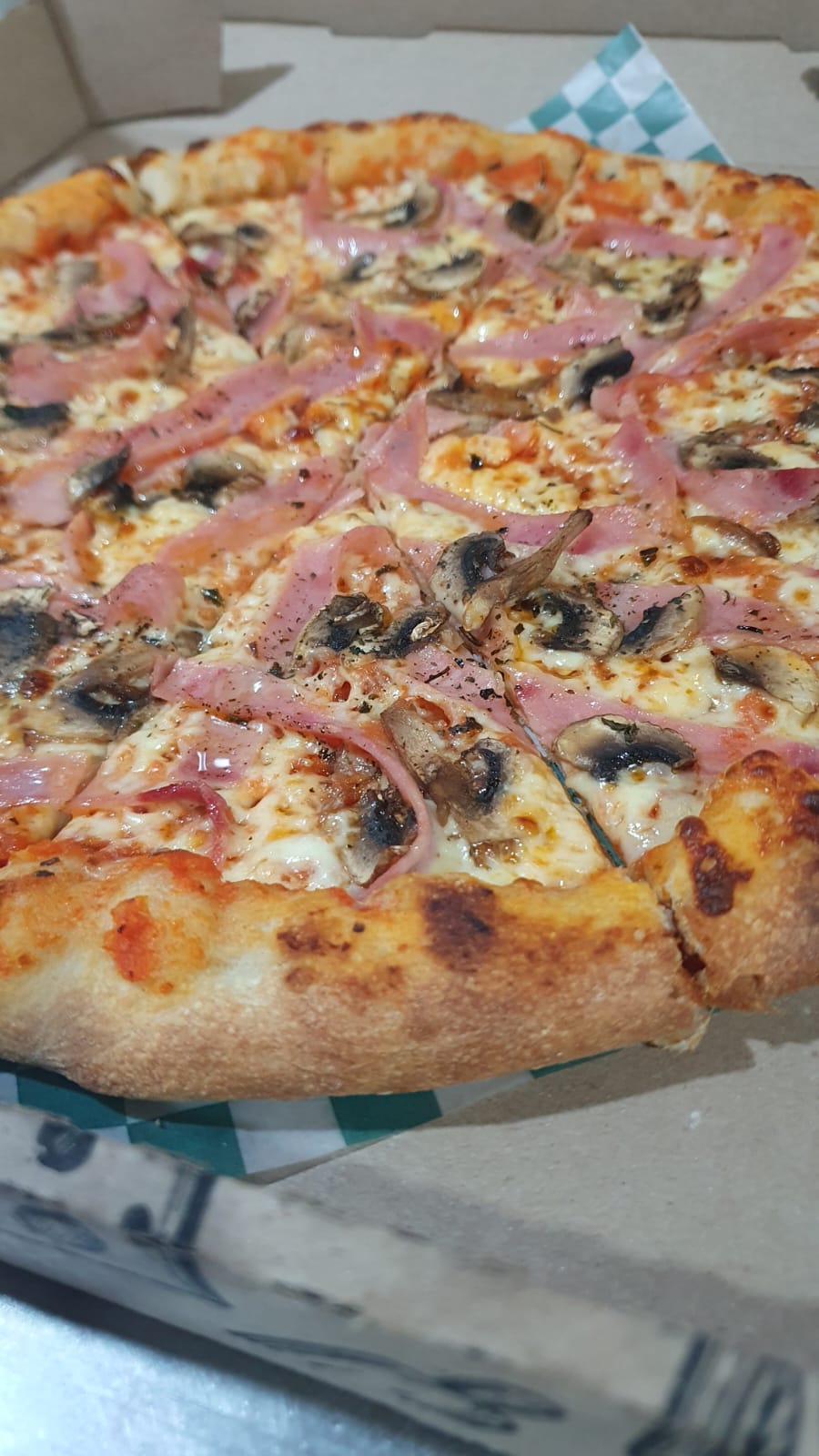 Pizza con jam&oacute;n y champi&ntilde;ones